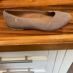 Tom’s size 7 shoes